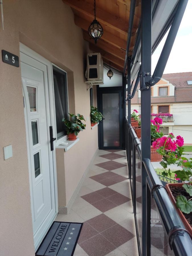 Apartmani Sladjana Novi Sad Exterior photo